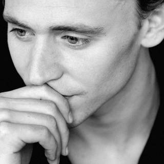 Tom Hiddleston iPhone wallpaper