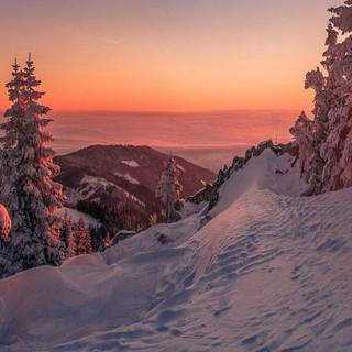 Simple winter mountains wallpaper