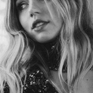 Ana De Armas iPhone 15 wallpaper