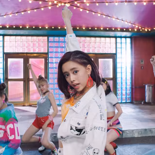 NiziU Make You Happy wallpaper