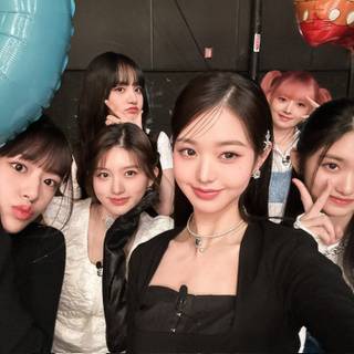 Kitsch IVE wallpaper