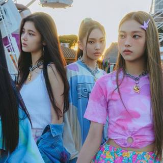 Attention NewJeans wallpaper