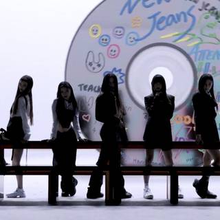 Attention NewJeans wallpaper