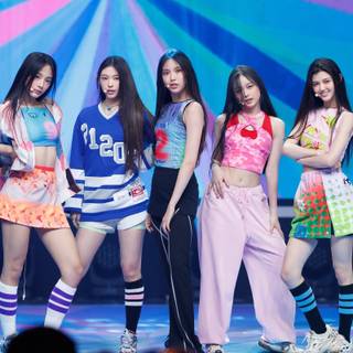 Attention NewJeans wallpaper