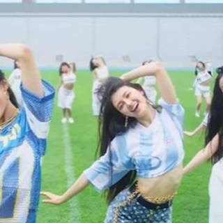 Attention NewJeans wallpaper