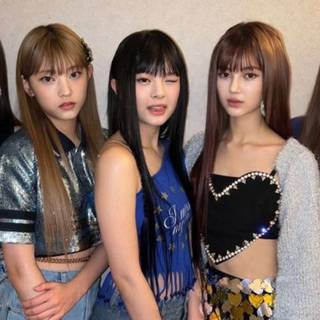 OMG NewJeans wallpaper