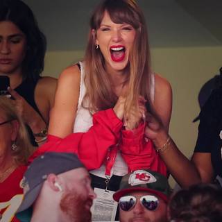 Taylor Swift Chiefs wallpaper