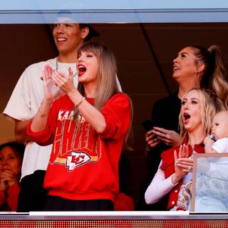 Taylor Swift Chiefs wallpaper