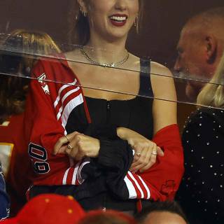 Taylor Swift Chiefs wallpaper