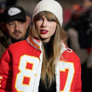Taylor Swift Chiefs wallpaper