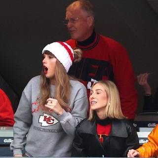 Taylor Swift Chiefs wallpaper