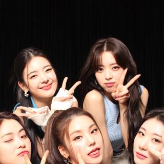 Yeji iPhone wallpaper