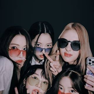 LE SSERAFIM logo wallpaper