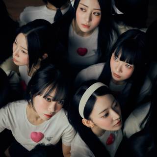 LE SSERAFIM logo wallpaper