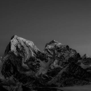 Black and white 4k iPhone wallpaper