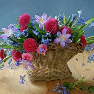 Spring baskets wallpaper