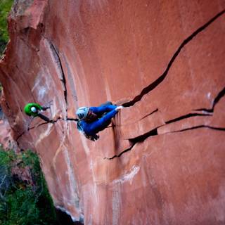 4k climbing wallpaper