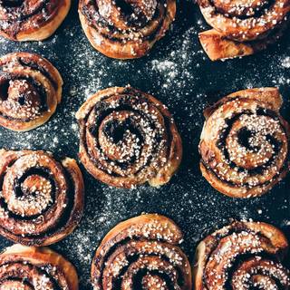 Cinnamon roll phone wallpaper