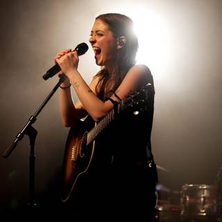 Lizzy McAlpine wallpaper