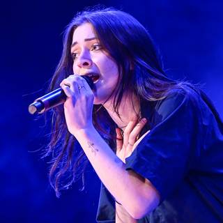 Lizzy McAlpine wallpaper