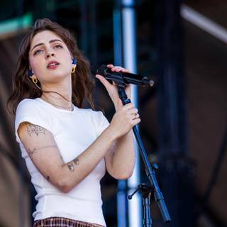 Lizzy McAlpine wallpaper