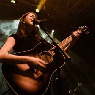 Lizzy McAlpine wallpaper