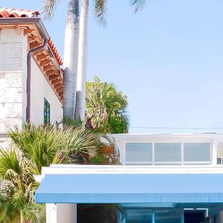 Car and house wallpaper