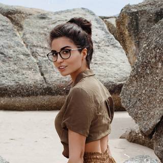 Beach girl 4k wallpaper