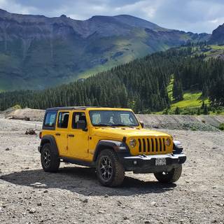 Suv iPhone wallpaper