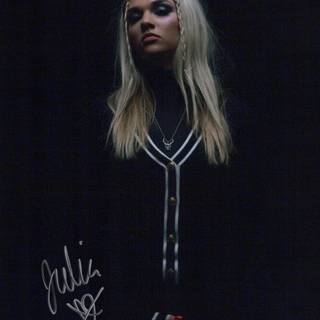 Julia Hart wallpaper