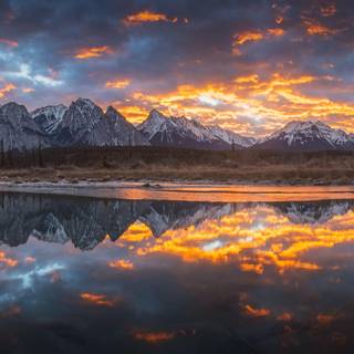 Reflecting sky and sunset wallpaper