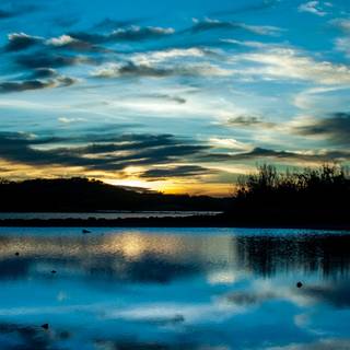 Reflecting sky and sunset wallpaper