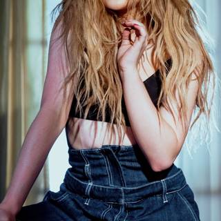 Sabrina Carpenter iPhone wallpaper
