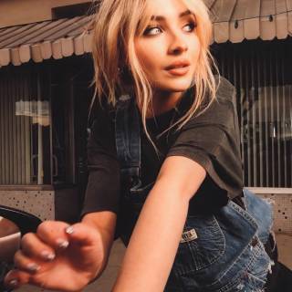 Sabrina Carpenter iPhone wallpaper