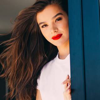 Hailee Steinfeld iPhone wallpaper