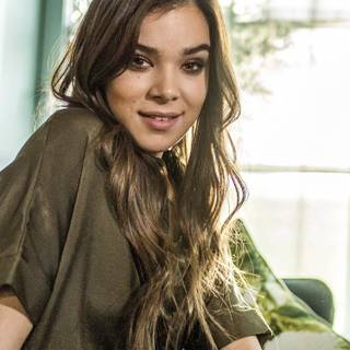 Hailee Steinfeld iPhone wallpaper