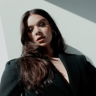 Hailee Steinfeld iPhone wallpaper