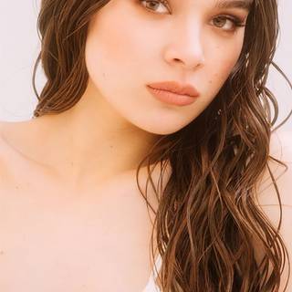 Hailee Steinfeld iPhone wallpaper