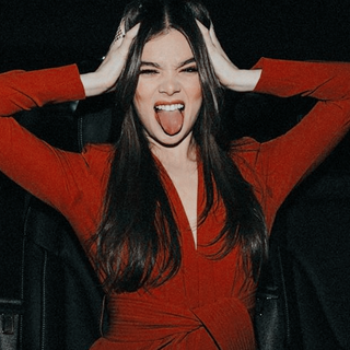 Hailee Steinfeld iPhone wallpaper