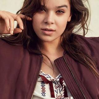 Hailee Steinfeld iPhone wallpaper