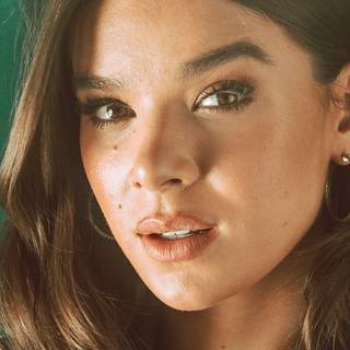 Hailee Steinfeld iPhone wallpaper