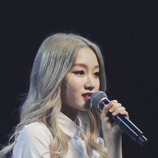 Loona Gowon phone wallpaper