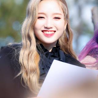 Loona Gowon phone wallpaper