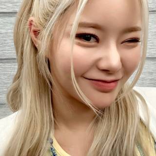 Keena Fifty Fifty wallpaper