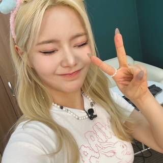 Keena Fifty Fifty wallpaper