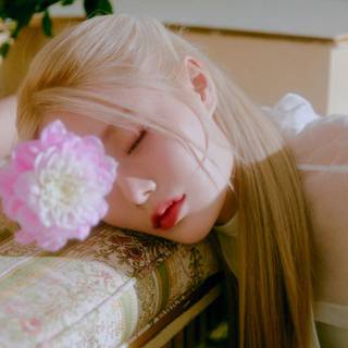 Keena Fifty Fifty wallpaper