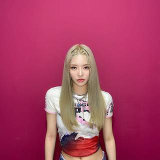 Keena Fifty Fifty wallpaper