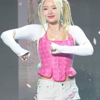 Keena Fifty Fifty wallpaper