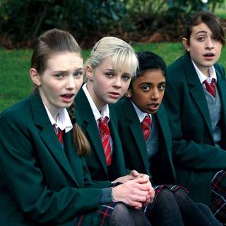 Angus, Thongs and Perfect Snogging wallpaper