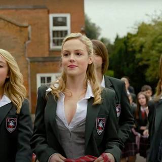 Angus, Thongs and Perfect Snogging wallpaper